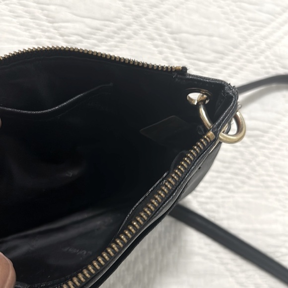 Calvin Klein Saffiano envelope crossbody bag in black - Picture 5 of 8
